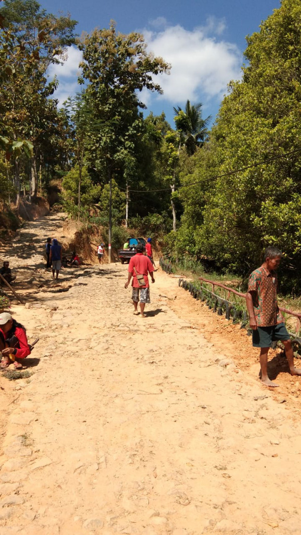 Pembuatan pagar jalan dari ban bekas