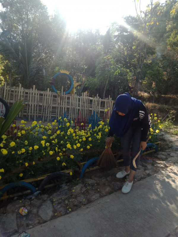 Perawatan Taman Dawis Kampung KB Sakura
