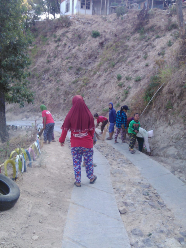 Kegiatan kebersihan di Kampung KB Sakura