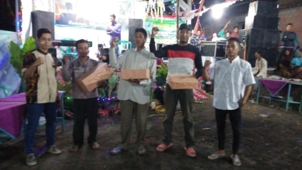 Pembagian hadiah lomba 17 agustus