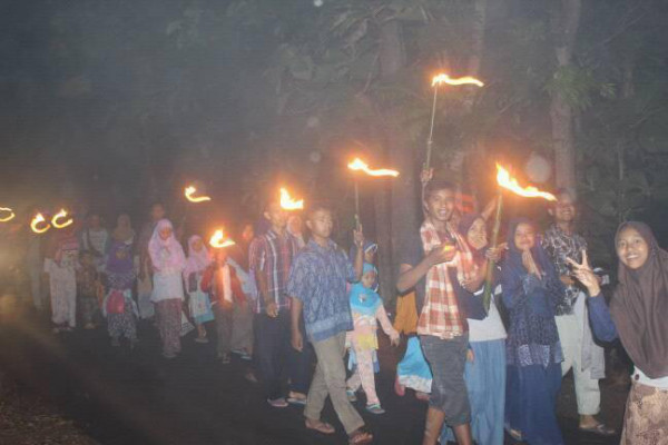 Keliling desa sambil mengumandangkan takbir