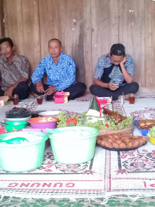 Bapak Darno memimpin doa