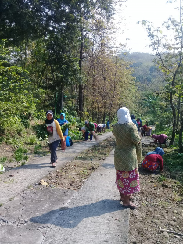 Bergotong royong membersihkan lingkungan