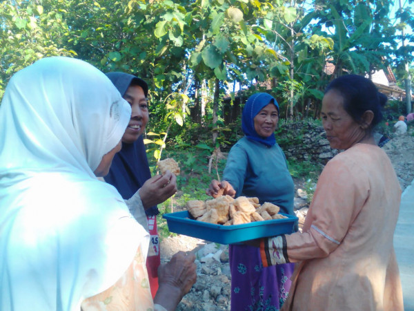 Alhamdulillah dapat camilan disela-sela kerjabakti