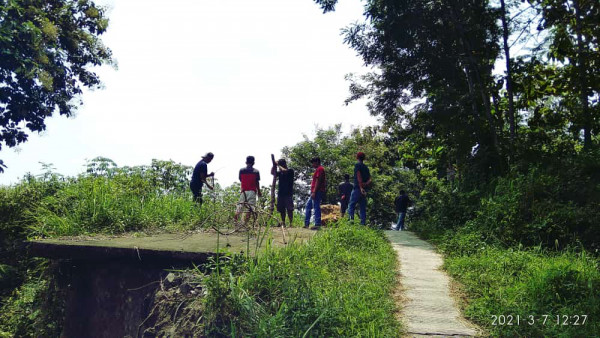 Bergotong royong membuat pagar pembatas di jalan longsonr