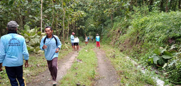 Gotong Royong Membersihkan Jalan