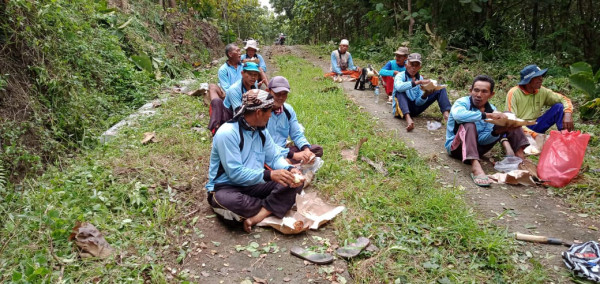 Istirahat setelah kerjabakti