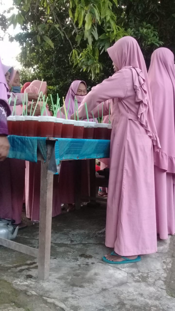 Persiapan bua bersama oleh ibu-ibu PKK RT 14