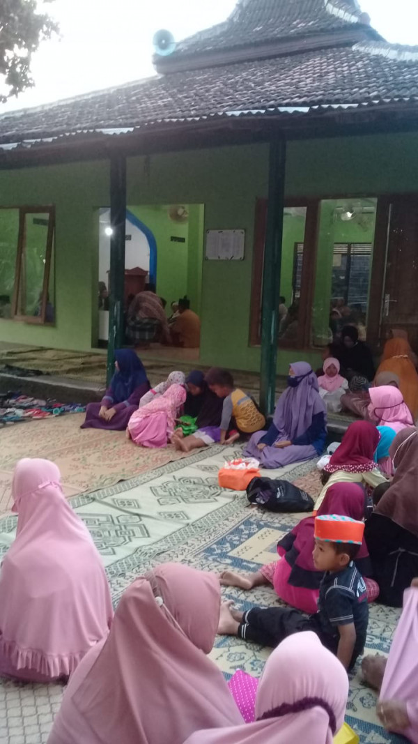 Menunggu waktu buka puasa dengan mendengarkan ceramah dari Ustadz Sarman