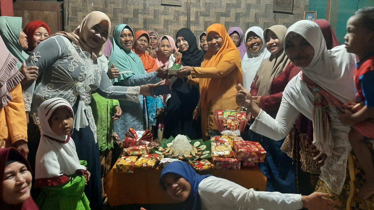 Penyerahan potongan tumpeng pada Ketua PKK RT 14