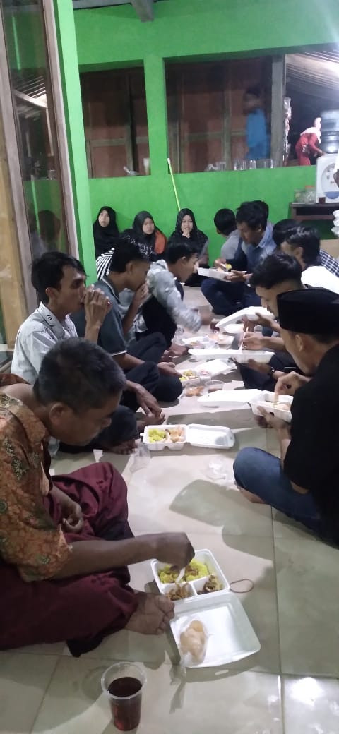 Menikmati hidangan buka bersama