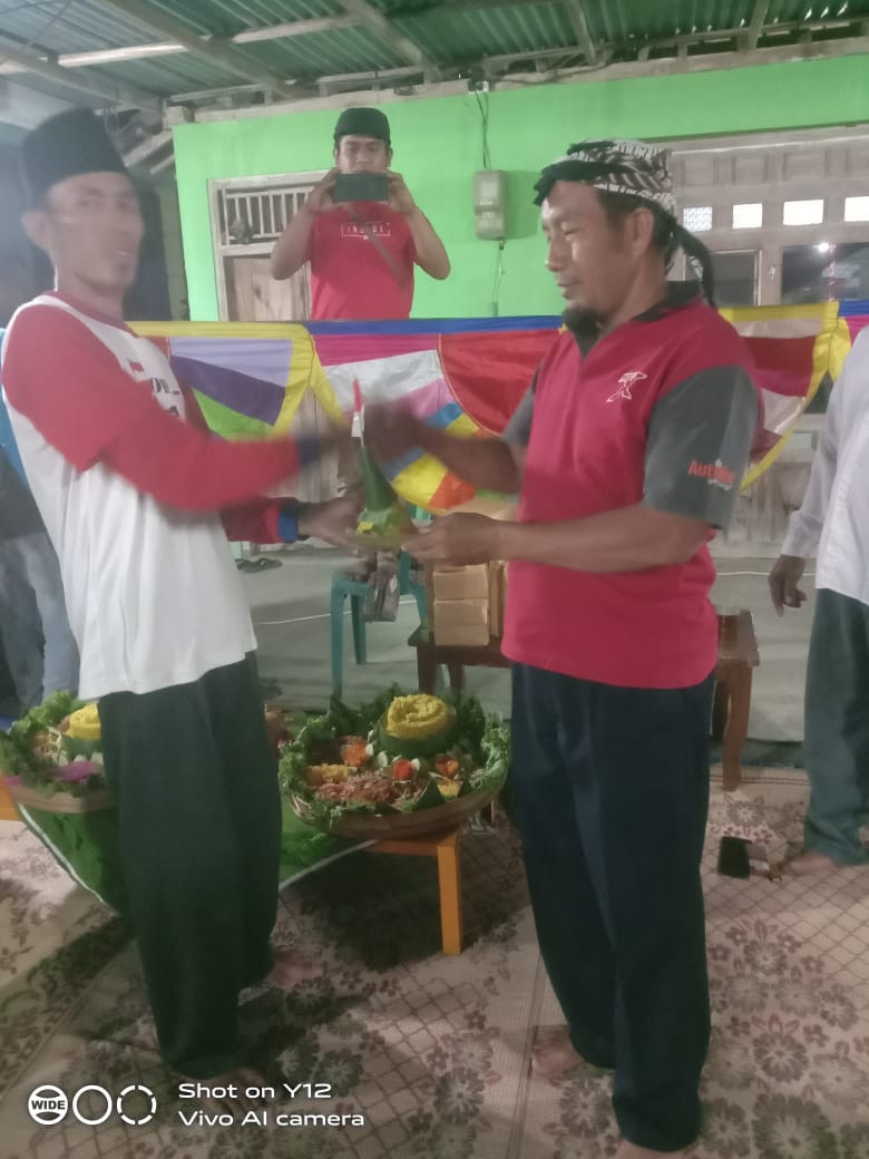 Pemotongan tumpeng dari Ketua Kampung KB bp. Suyatno diserahkan Ketua RT bapak Kliwon