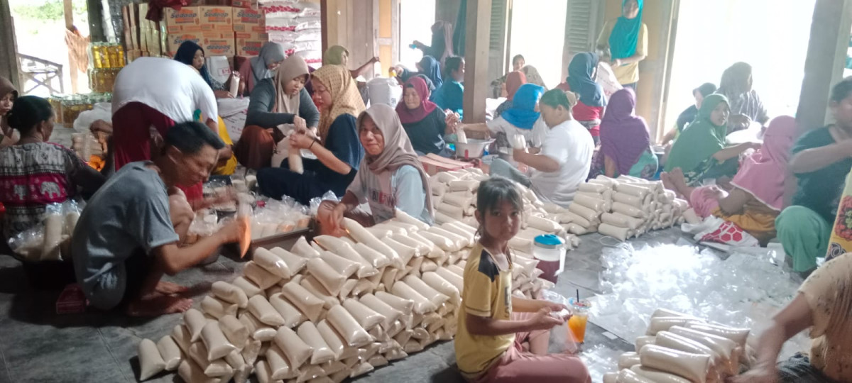 Bungkus-bungkus gula pasir sebelum dibagikan ke warga