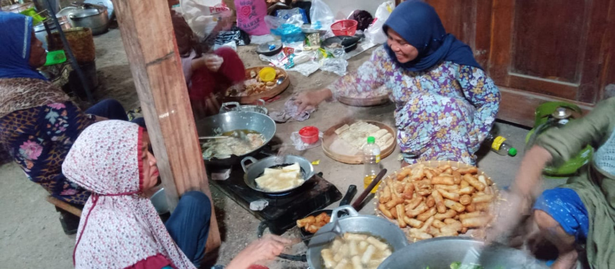 Memasak untuk persiapan buka bersama di bulan Ramadhan hari  ke 13