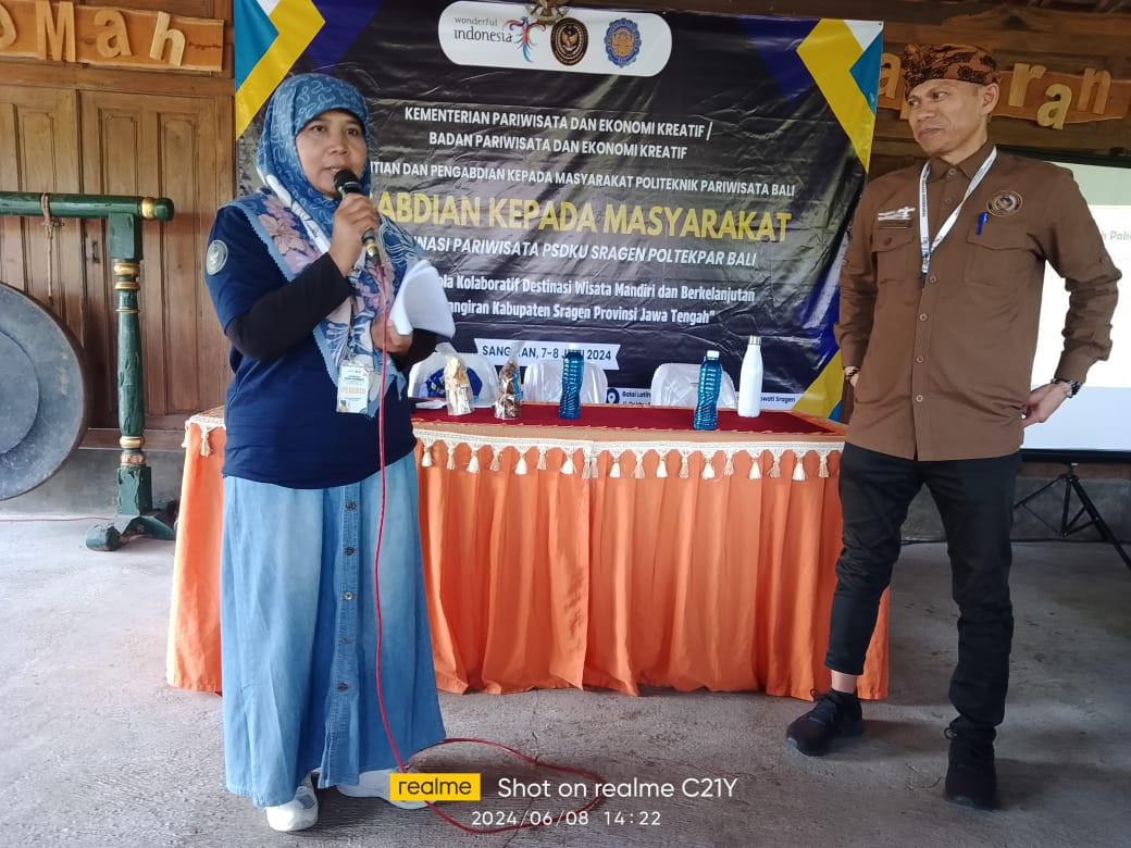 Presentasi hasil pelatihan paket wisata