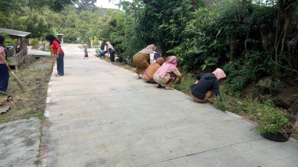 Bergotong royong membersihkan lingkungan