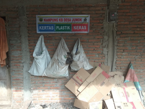Sampah rumah tangga oleh bank sampah kampung kb BARAYATAMA desa juwok kec sukodono kab Sragen 