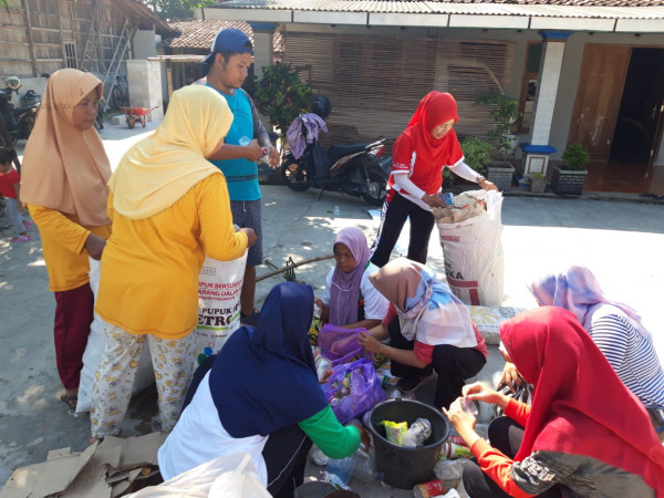 Pengumpulan sampah rumah tangga oleh bank sampah Kampung KB Barayatama Desa juwok