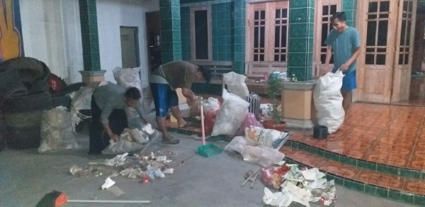 Pengumpulan sampah oleh bank sampah kampung kb BARAYATAMA desa juwok kec sukodono 