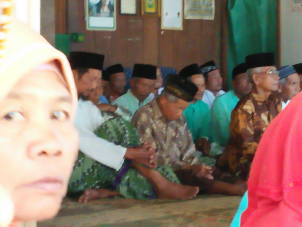 Bapak bapak da  ibu ibu hadir dalam pengajian kampung kb barayatama desa juwok kec sukodono