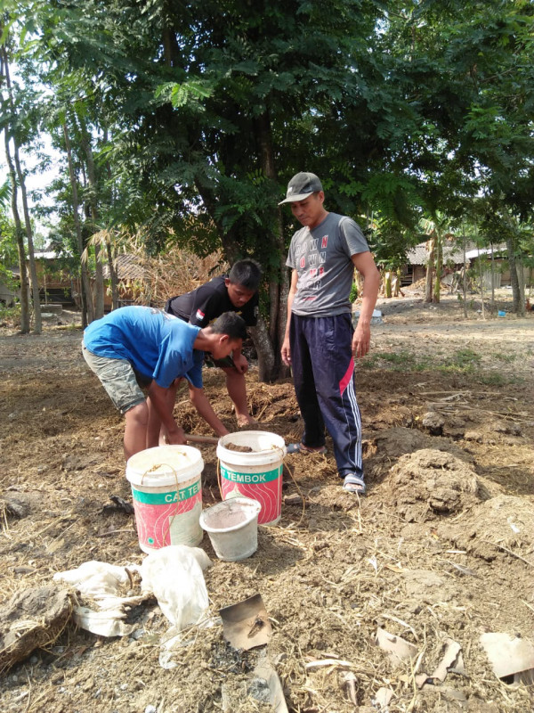 Kerja Bhakti dalam Pembuatan Pupuk Kompos