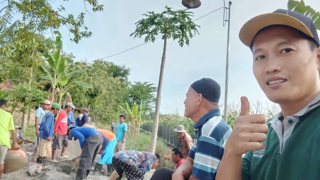 Semangat masyarakat dipimpin bapak Kepala Dusun Kuwojo