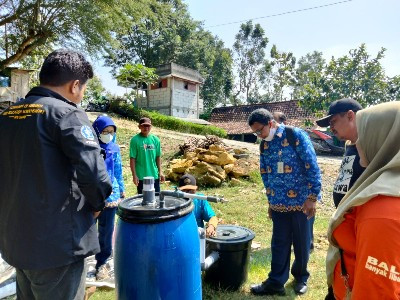 Lanjutan pembuatan biogas,kampung KB kedatangan tamu LHK dan tim kecamatan