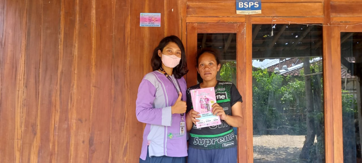 Kunjungan rumah pada Ibu Hamil dan Pemasangan Stiker P4K  oleh Bidan Desa Tanjungsari