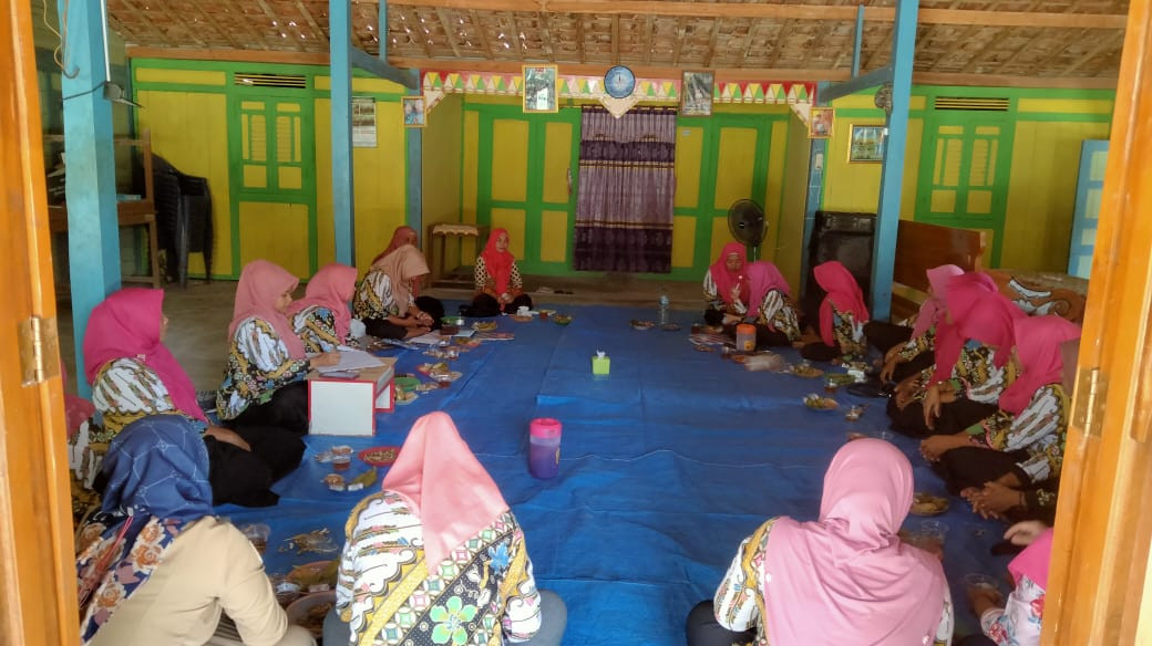 Pertemuan Rutin Kader Posyandu di Pos Dusun Kedungbengkong