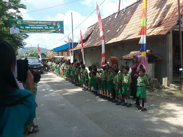 KBM TNI membangun jalan di kampung KB Ngudi Rahayu
