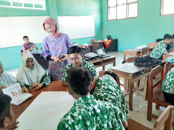 Diskusi Kelompok Peserta Pembinaan PIK Remaja