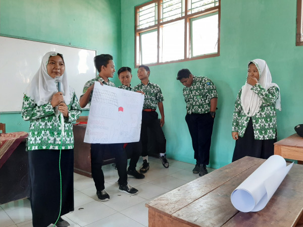 Presentasi Peserta PIK Remaja tentang Resiko Kenakalan Remaja