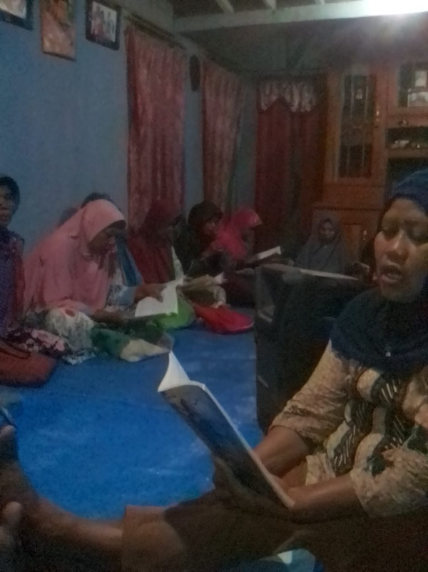 Warga Dusun Krajan Barat Melakukan Pengajian di wilayah nya