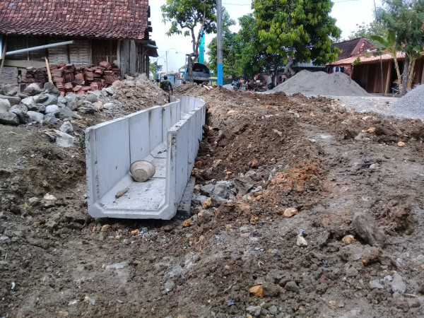 Sebagian beton saluran air sudah terpasang