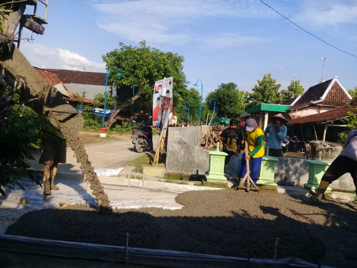 Perbaikan Jalan Dusun Krajan Barat