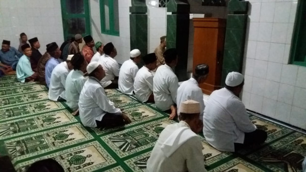 Kegiatan Sholat Terawih di Masjid Baitul Izza di Dusun Sileman Kampung KB