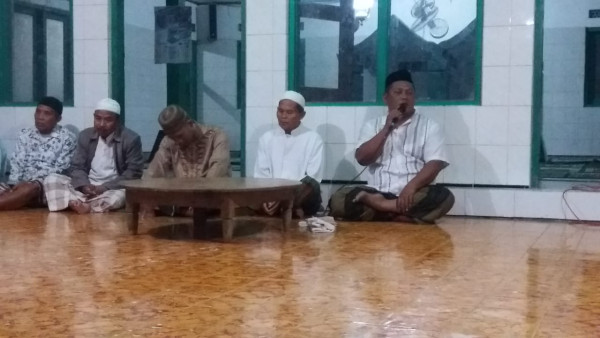 Sambutan Kepala Desa Jono setelah Sholat Terawih Bersama