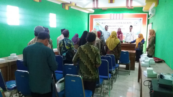 Rapat Kelompok Kerja Kampung KB dalam menyanyikan Lagu Indonesia Raya