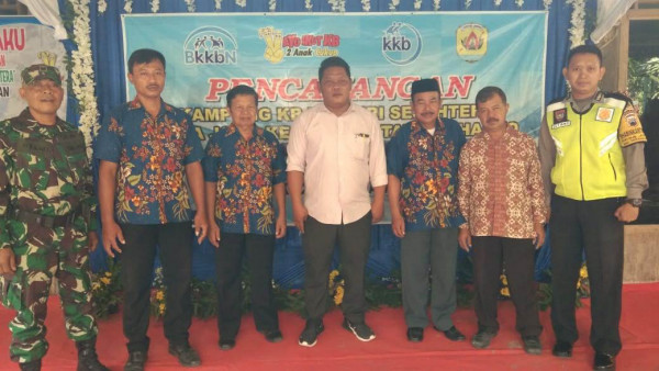 foto bersama oleh kepala desa 