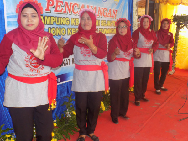 Pembukaan Tarian Oleh Kader dari Dusun Sileman Kampung KB Mandiri Sejahtera