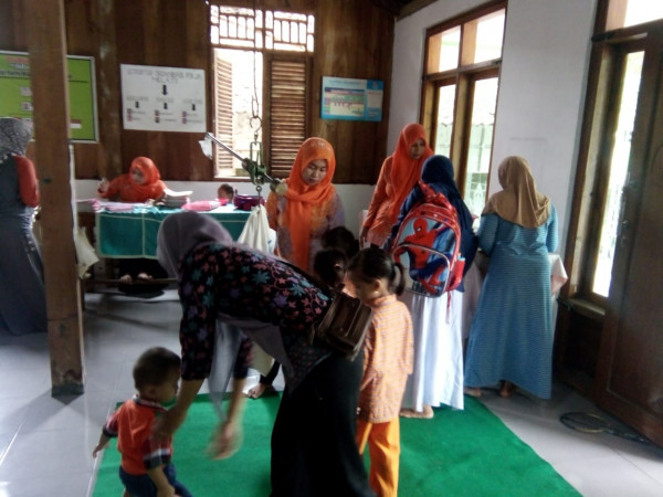 Anggota BKB melakukan penimbangan