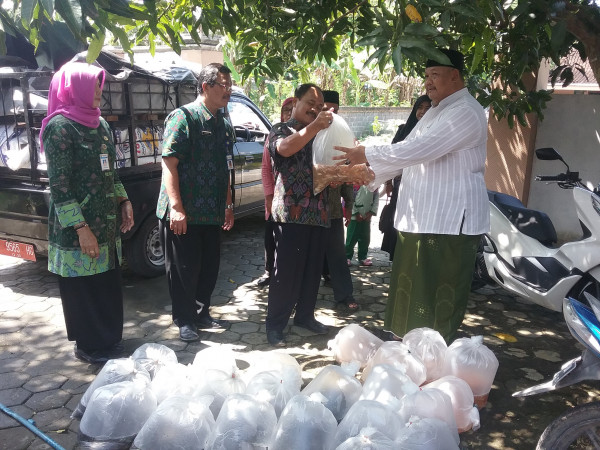 Penyerahan Benih Ikan dari Kepala Dinas Peternakan dan Perikanan kepada Kepala Desa Pulorejo