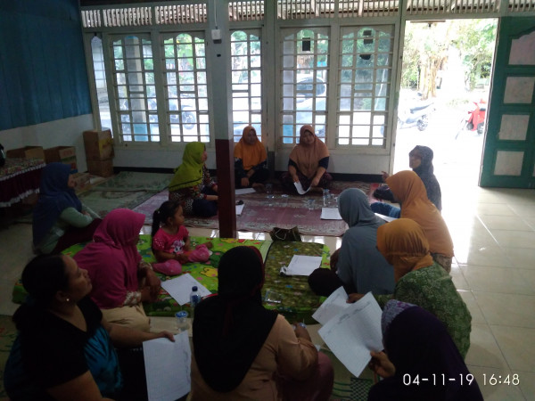 mengisi lembar diskusi