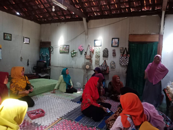 melihat hasil kerajinan dari bungkus kopi