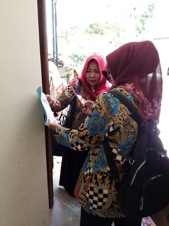 melihat pengerjaan buku jumantik keluarga