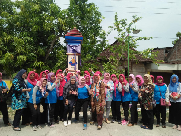 Foto bersama di depan tugu Kampung KB