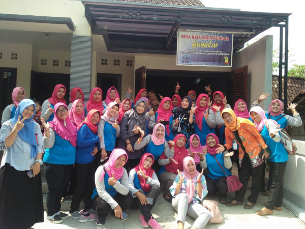 foto bersama di depan sekre BKR