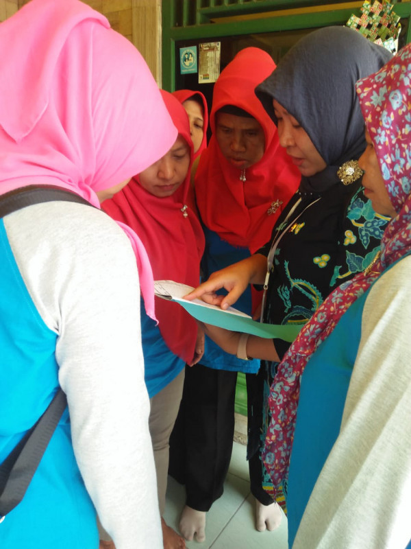 melihat pengisian buku jumantik keluarga