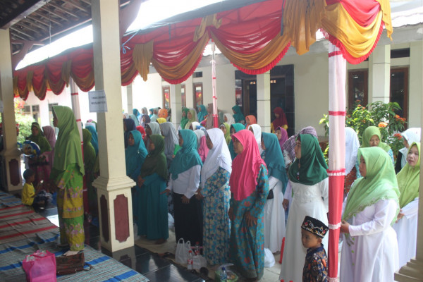 menyanyikan Indonesia Raya dan Mars Muslimat