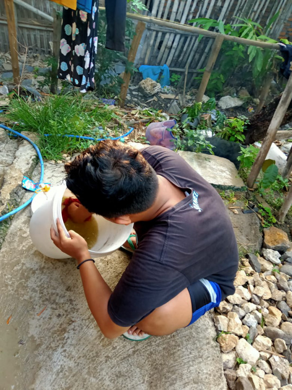 Menguras ember penampungan air